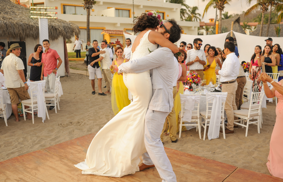 Novia brincando de felicidad