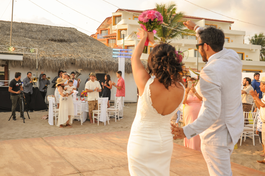 Los novios felices saludando a la orquesta