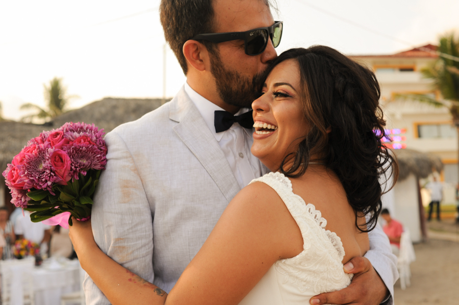 Beso a la novia feliz