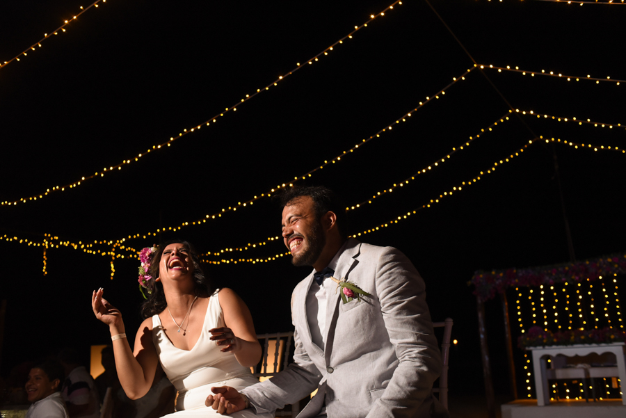 Los novios felices y sonriendo