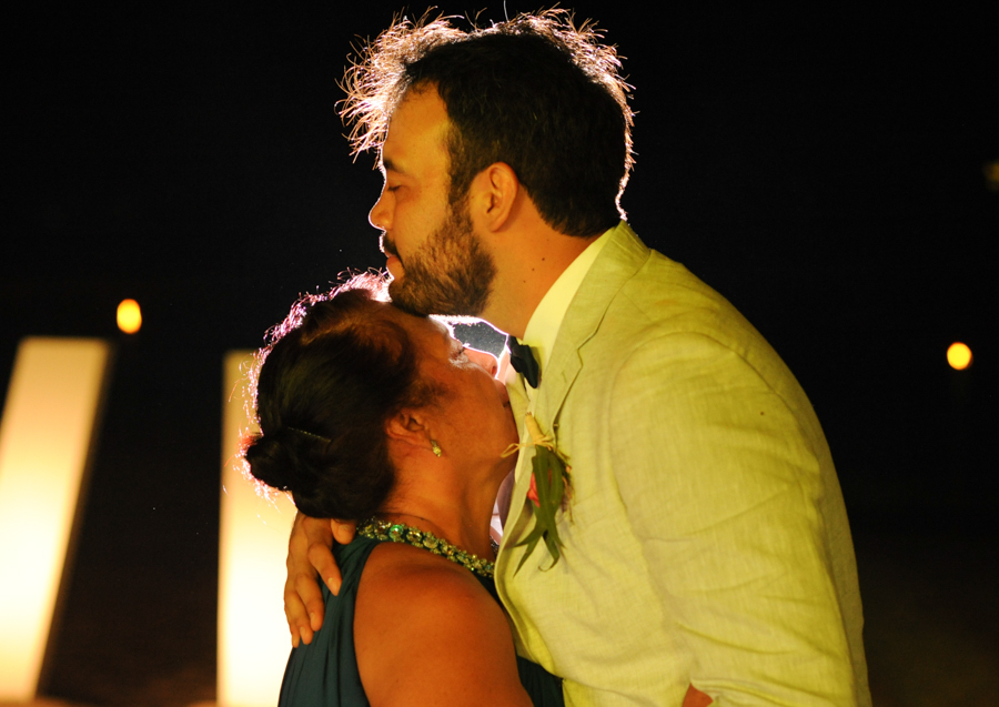 El novio y su mamá disfrutando su vals