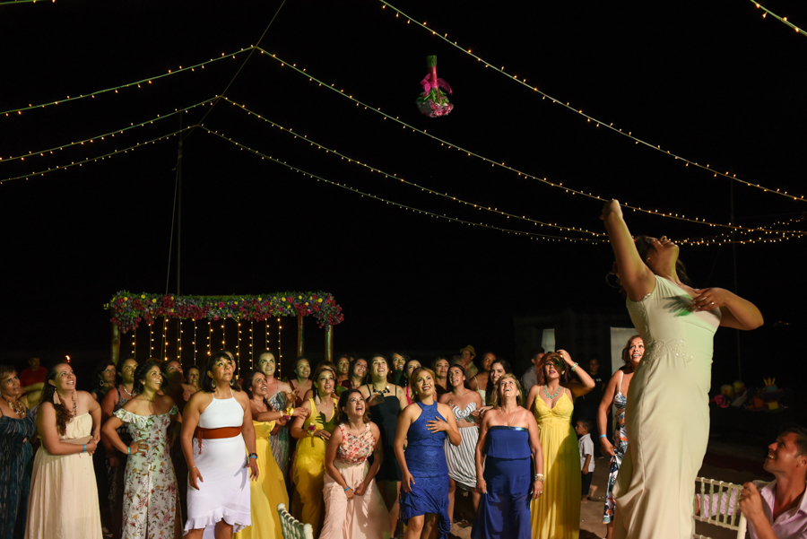 La novia aventando el ramo