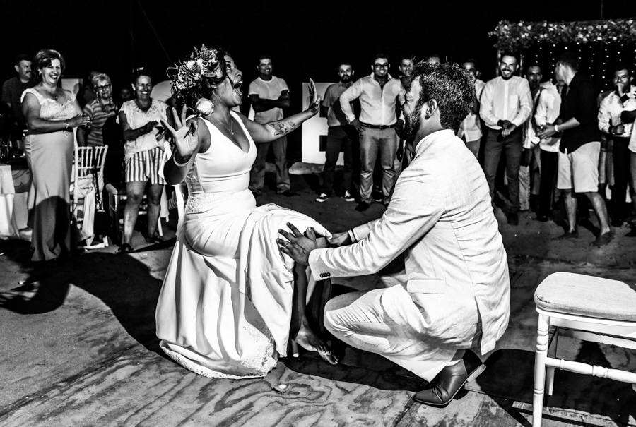 El momento del novio para quitar la liga a la novia