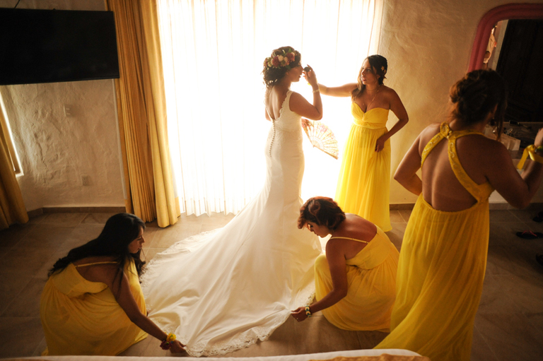 Las damas ayudando a la novia