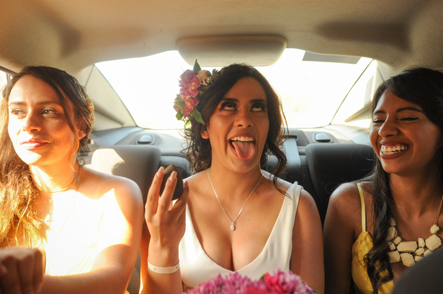 La novia divirtiéndose en el carro con sus damas