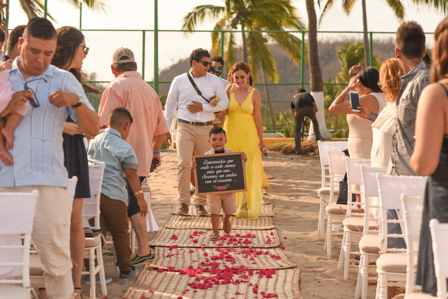 Paje entrando a la ceremonia