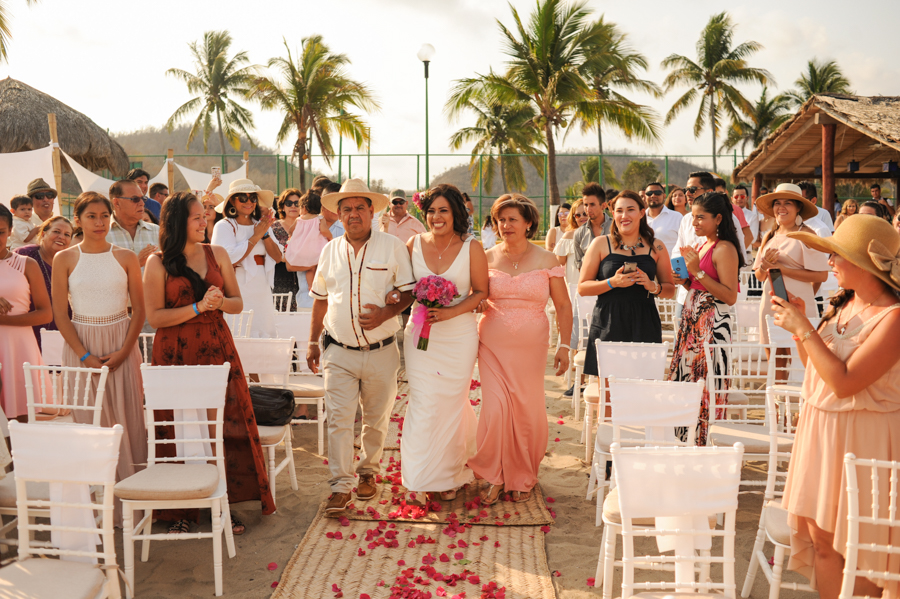 Novia llorando y sonriendo entrando a la ceremonia