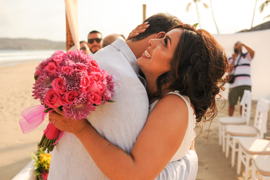 Abrazo de felicidad de la novia