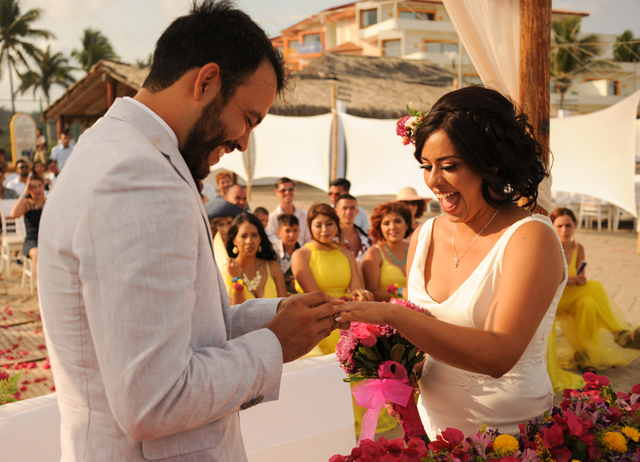 Novios felices casandose