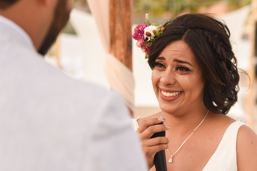 La novia hablandole a su esposo