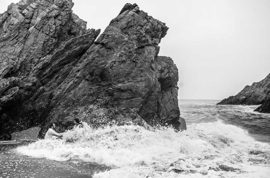 Ola mojando a los novios