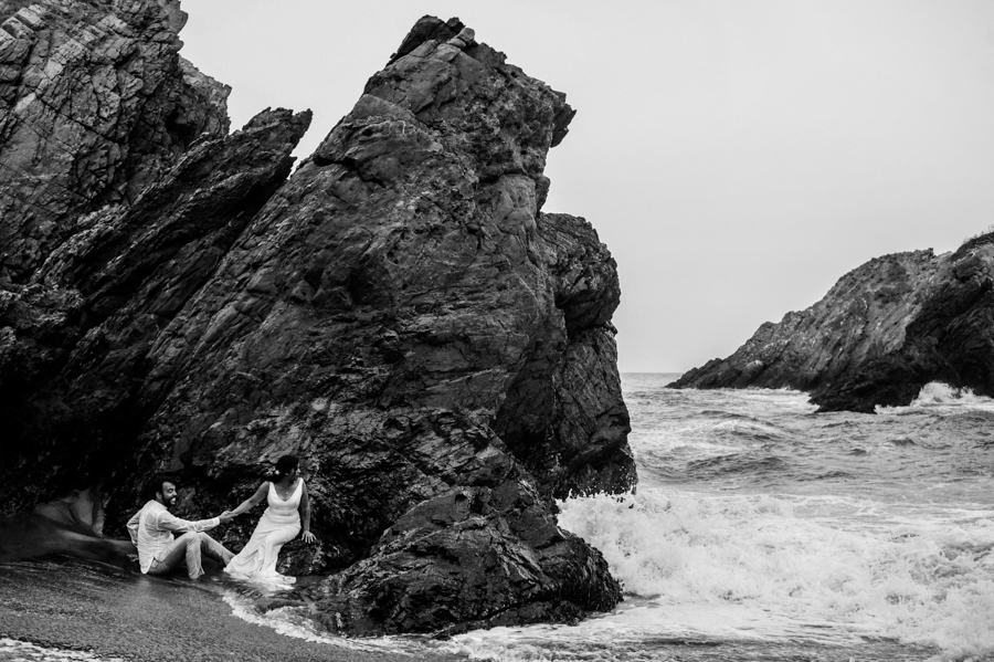 Los novios sentados esperando una nueva ola