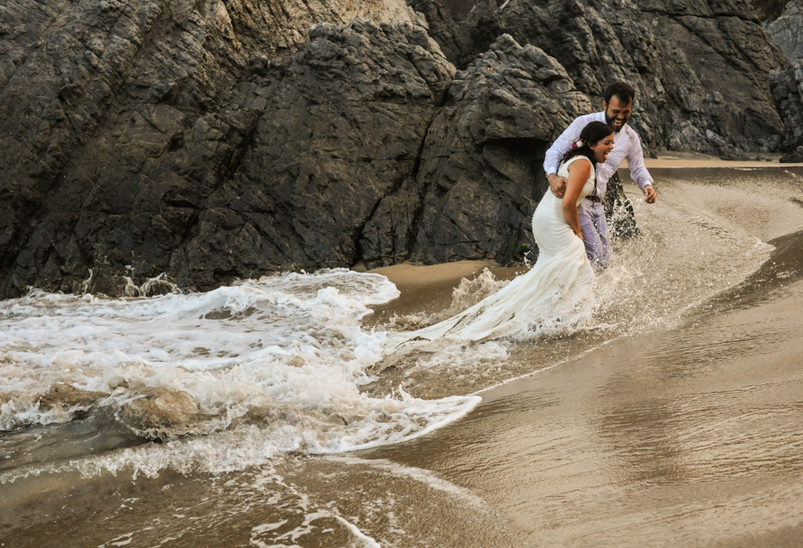 Novios corriendo por la ola que los mojo / Photographer in Bucerias