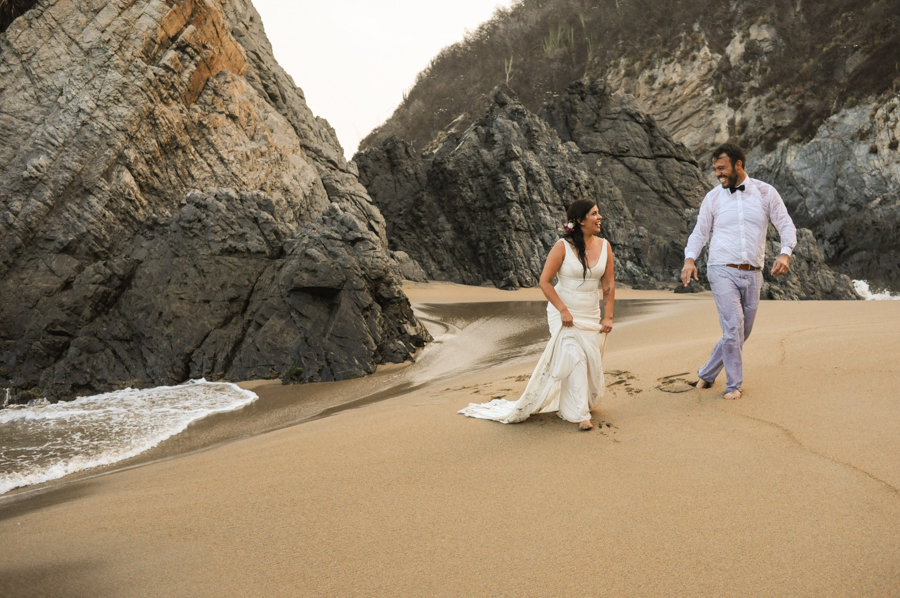 Novios viéndose felices