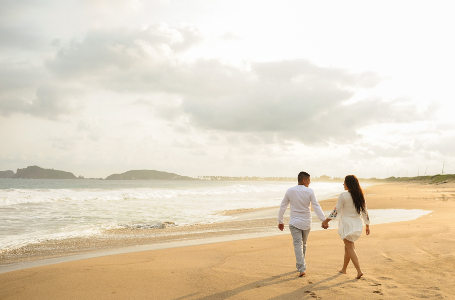 Pareja caminando en playa tenacatita / Fotógrafos en Colima