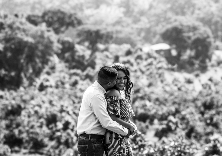 Novios abrazados yendo al volcán de colima