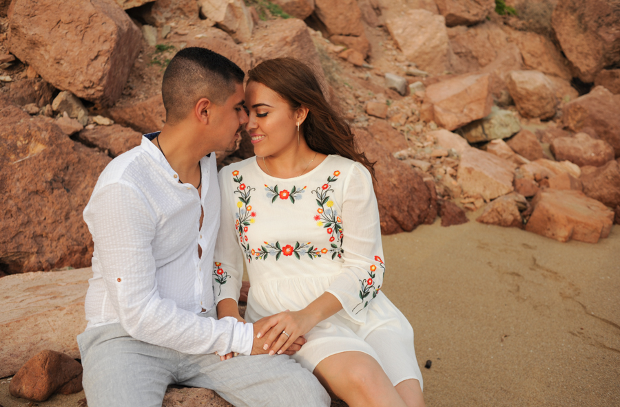 Novios frente a frente en Tenacatita