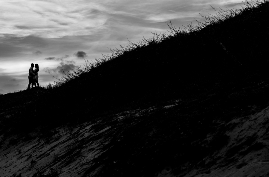 Novios abrazados frente a frente