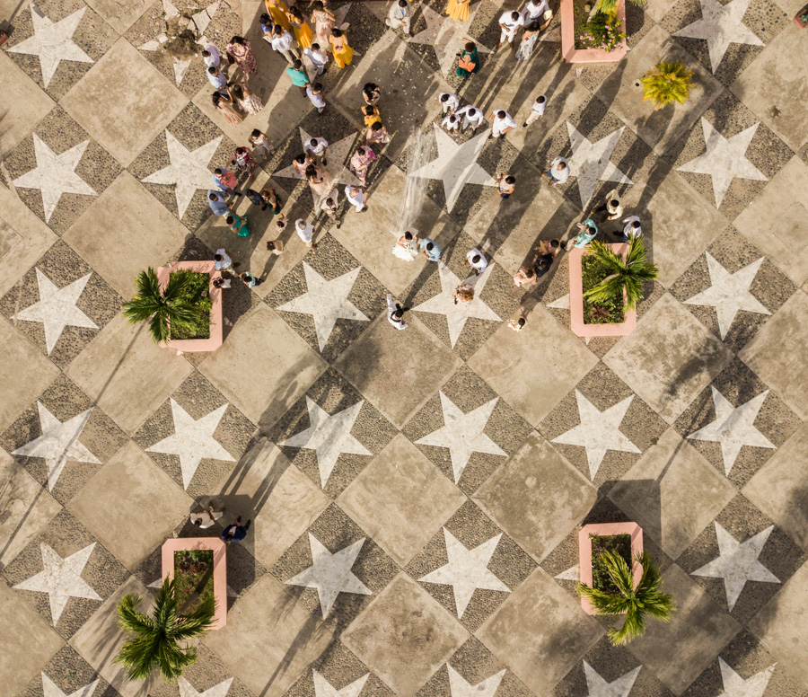 Novios fuera de la iglesia