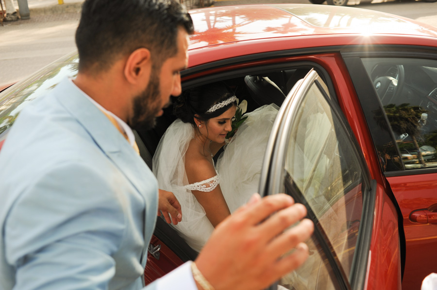 Novios subiendo a su carro