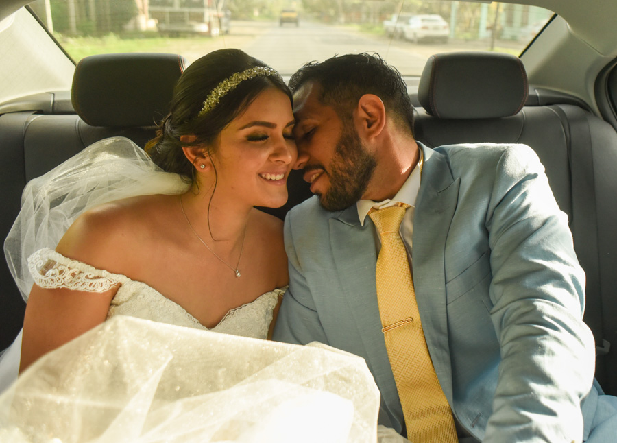 Momento íntimo de los novios dentro del carro