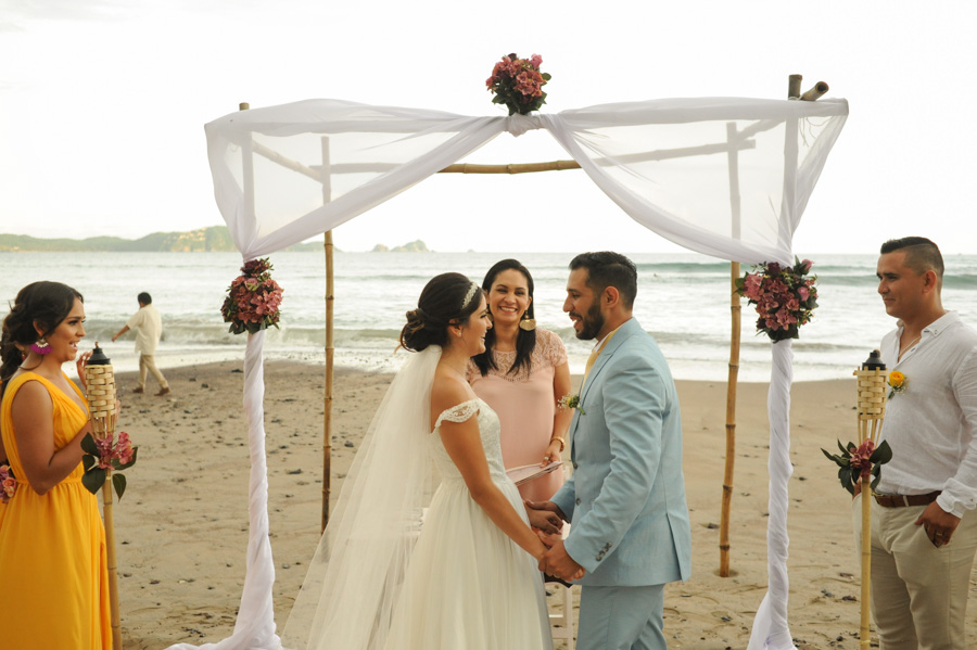 Boda civil en Boca de Iguanas