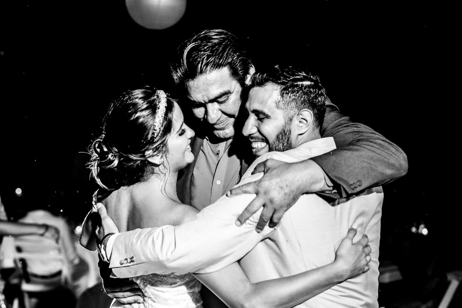 Abrazo de los novios con el papá de la novia