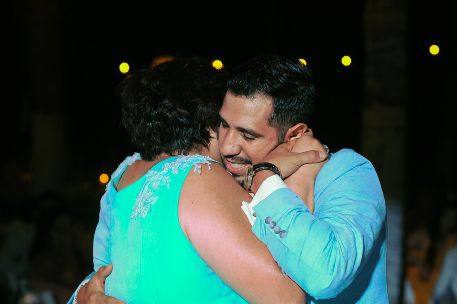 Abrazo del novio con su mamá