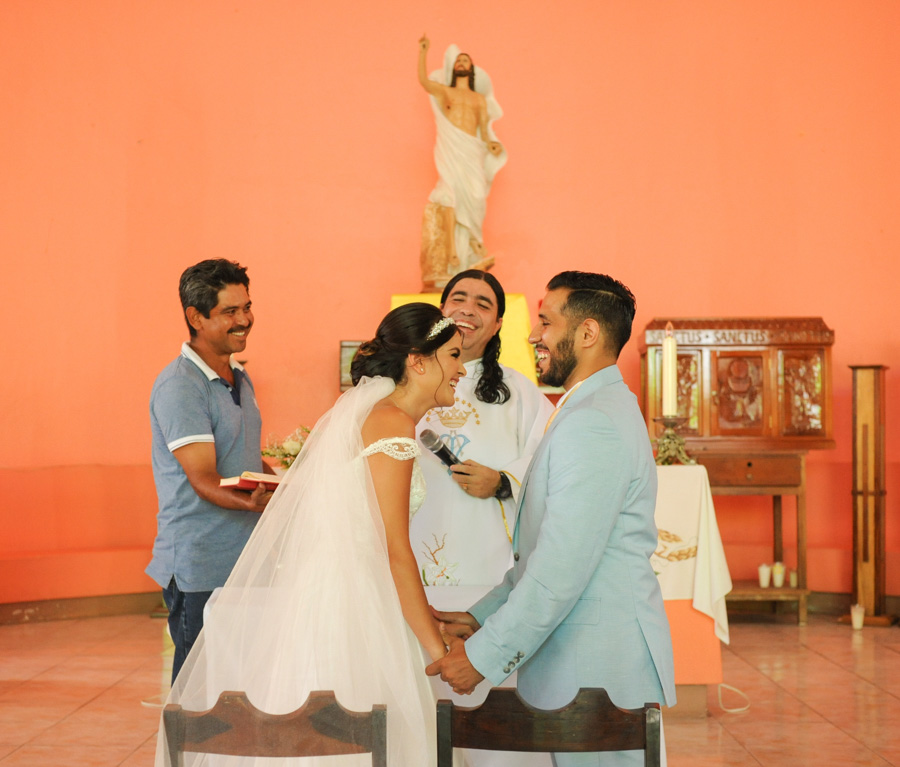 Novios riendo en la ceremonia / Fotógrafo en Bucerias
