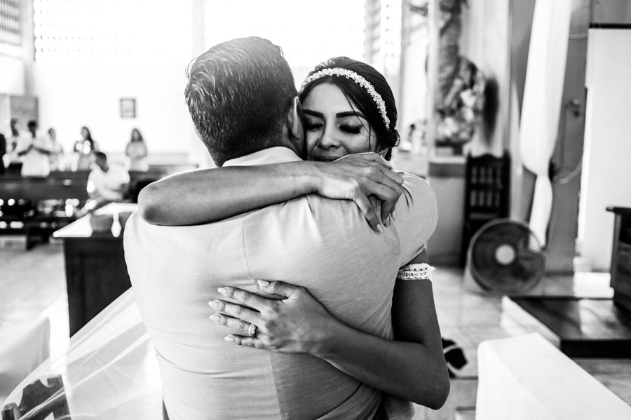 Abrazo real de los novios