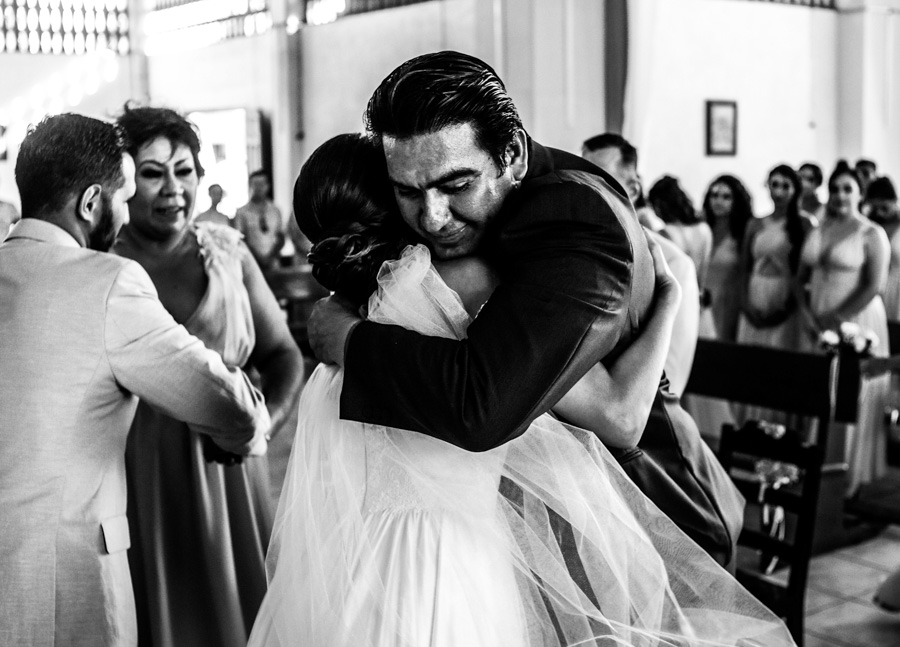 Papá de la novia abrazándola