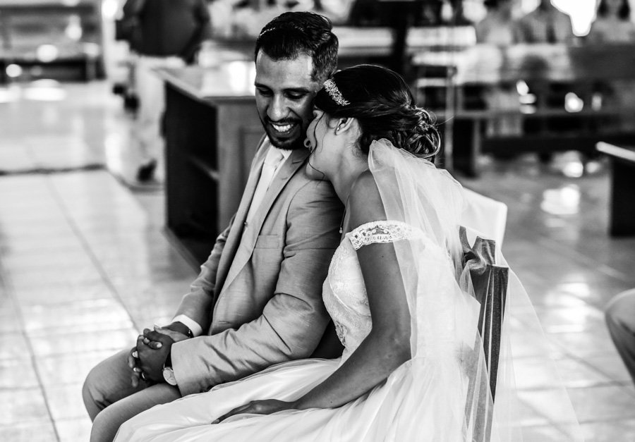 Momento de amor de los novios en la ceremonia / Fotógrafo en Bucerias