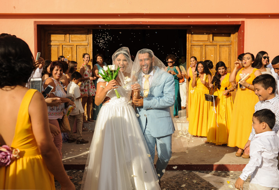 Novios llenos de felicidad