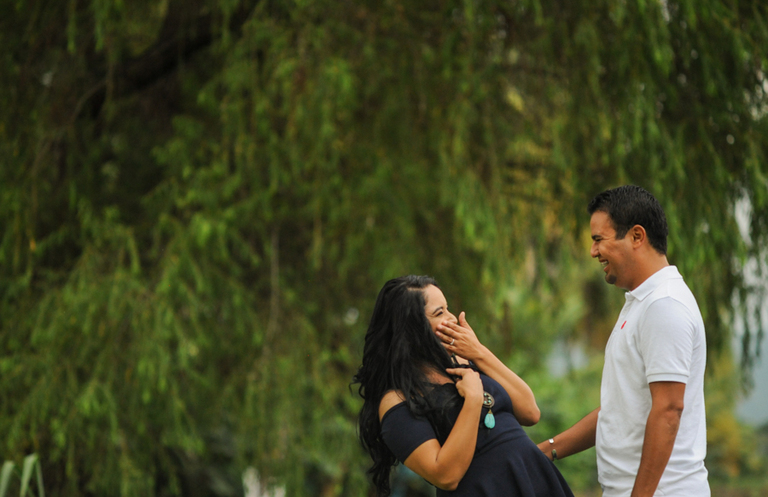 Novios sonriendo