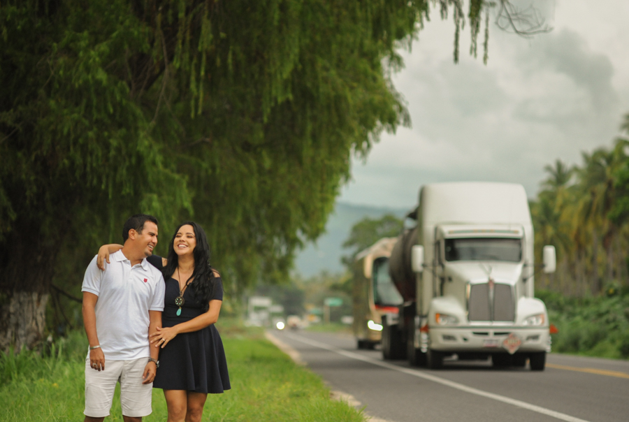 Novios riendo al lado de la carretera / Fotógrafo de bodas en Autlán