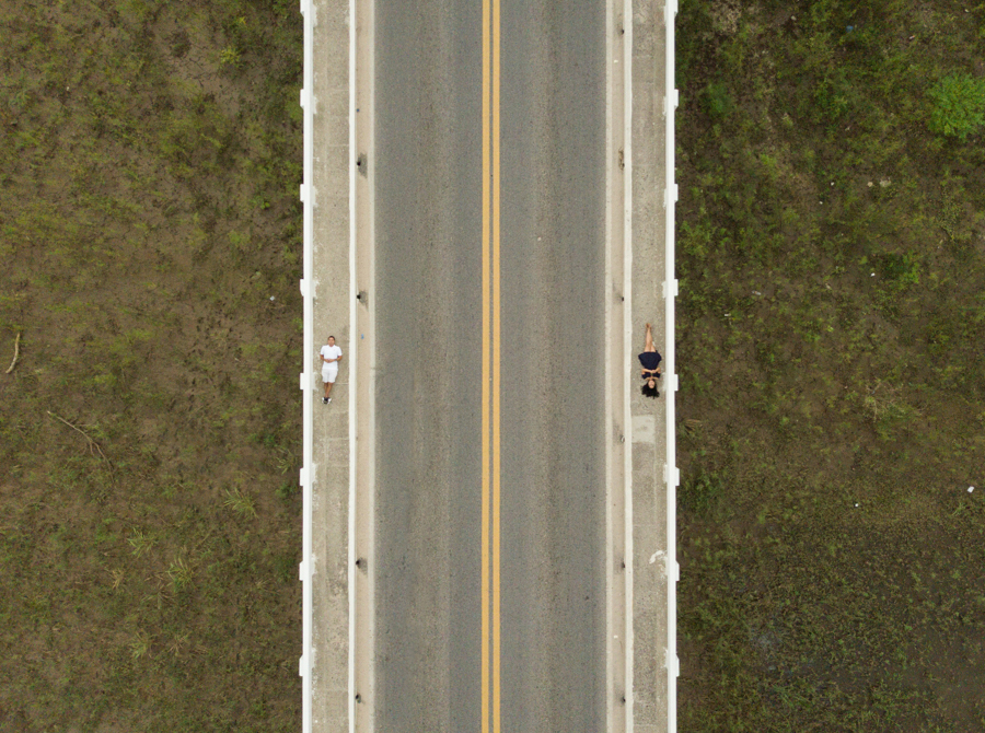 Novios acostados en un puente / Fotógrafo de bodas en Autlán