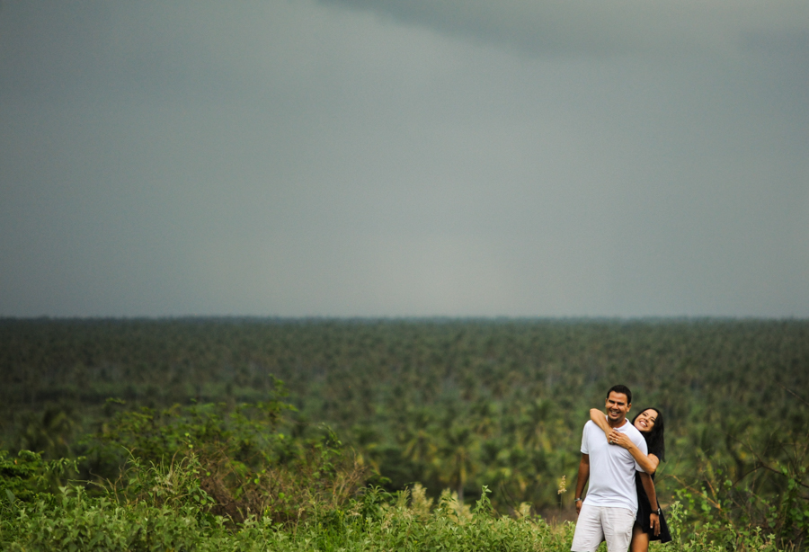 Novia feliz abrazando a su novio / Fotógrafo de bodas en Autlán