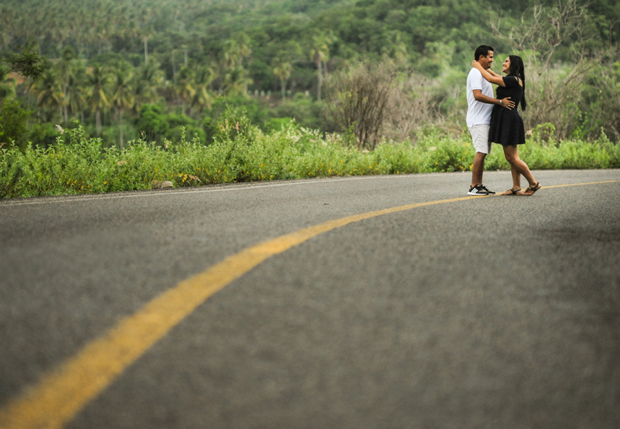 Novios abrazados en medio de la carretera / Fotógrafo de bodas en Autlán