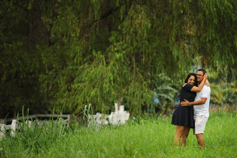 Novios abrazados debajo de un árbol