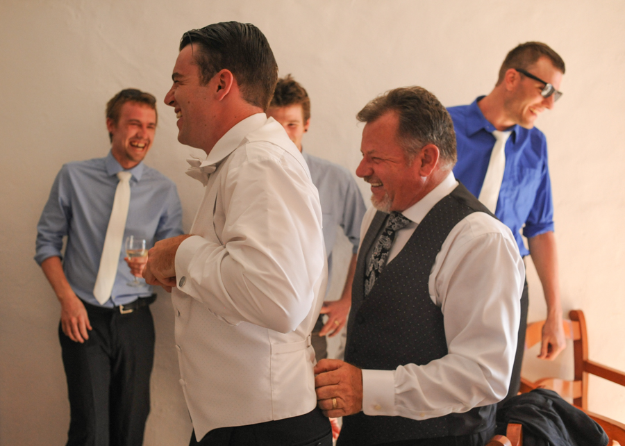 El novio y su papá ayudándole a vestirse