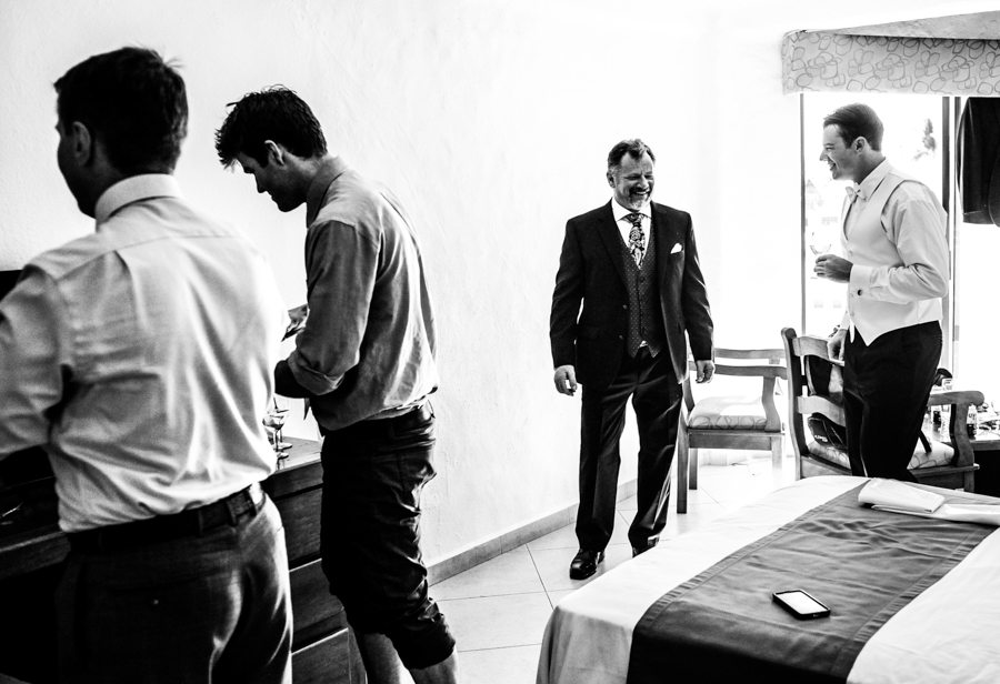 El novio y su papá listos y sonriendo para la boda / Fotógrafo en Punta Mita