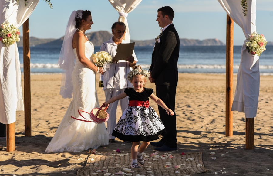 Niña jugando en la boda / Fotógrafo en Punta Mita