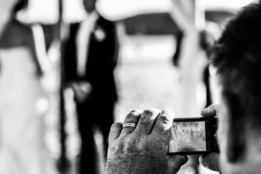 Foto a los novios con cámara