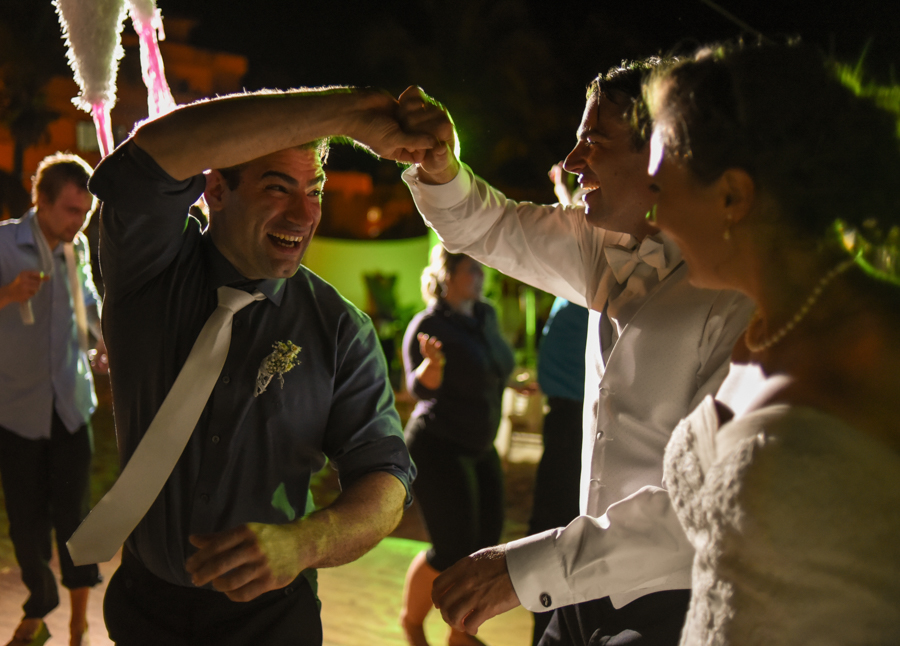El novio y su hermano bailando