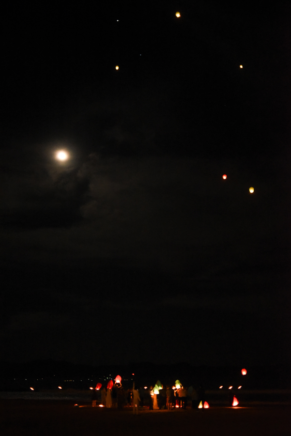 Aventando globos de cantoya en la boda