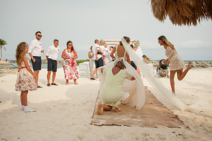 Moment of the bridesmaid with the bride