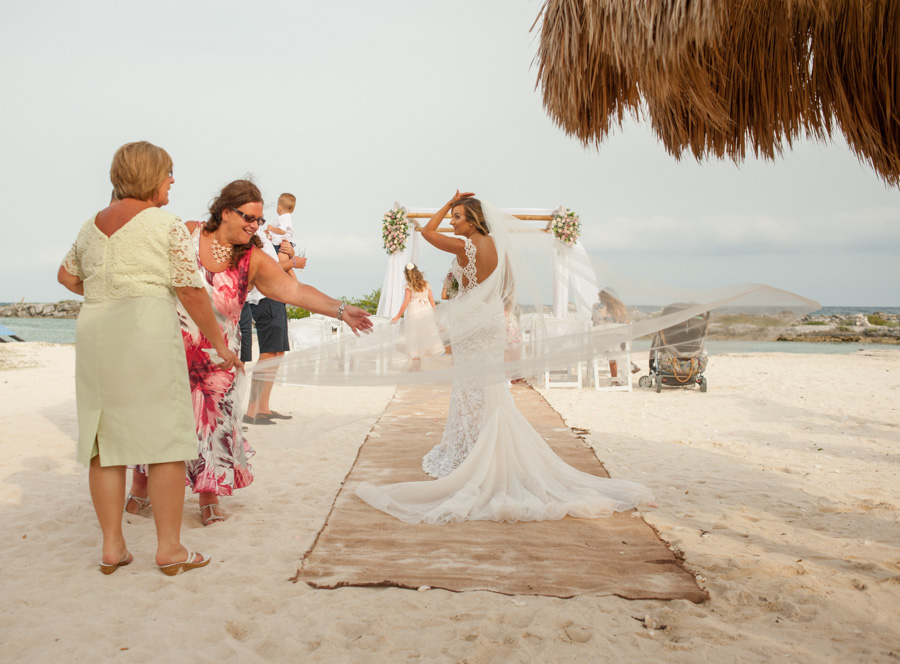 The bride and her mother / Wedding photographer in riviera maya