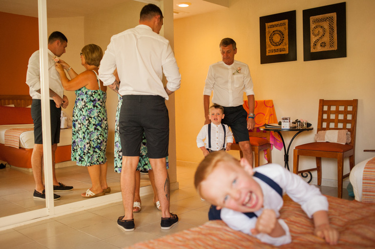 Niño jugando en la habitación del novio